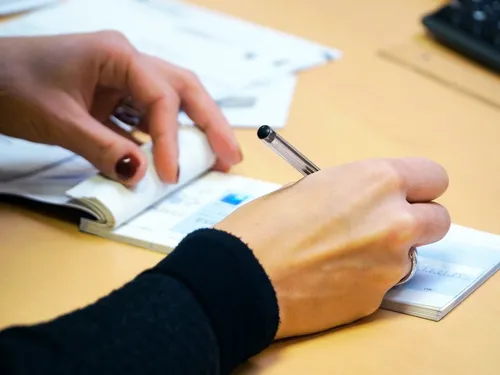 Versailles : une employée d'un bailleur social détournait des...